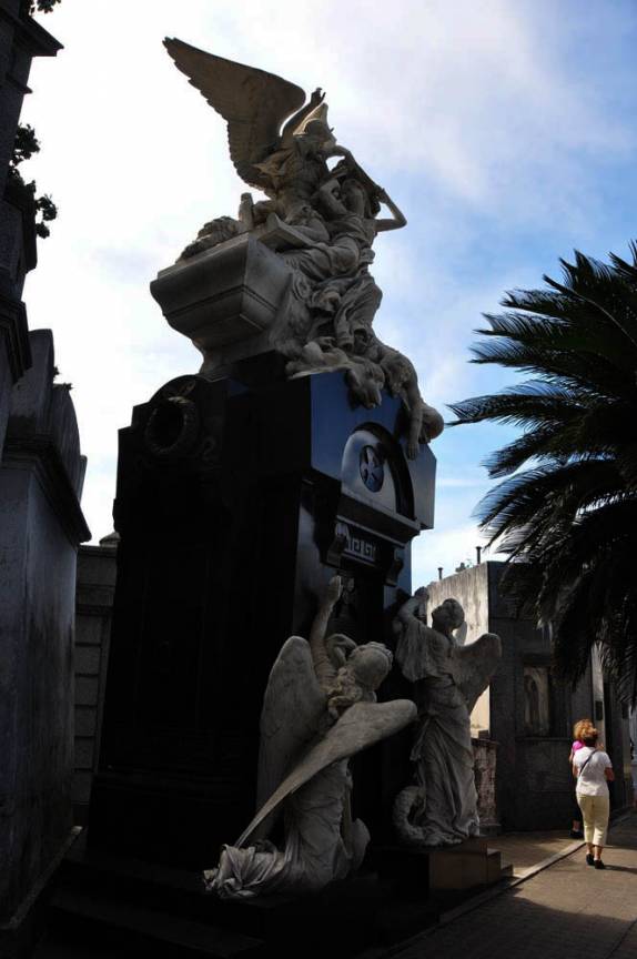 Mausoléus e túmulos sempre bem trabalhados no Cemitério da Recoleta, em Buenos Aires, capital da Argentina